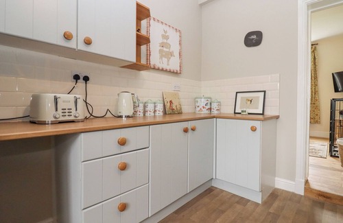 Alvechurch Cottage | THE SHIRES AT BICKERSCOURT, pet friendly in Henley-In-Arden