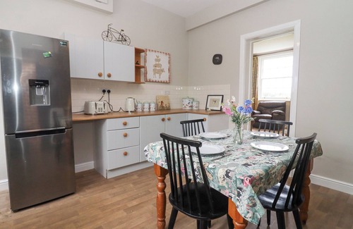 Alvechurch Cottage | THE SHIRES AT BICKERSCOURT, pet friendly in Henley-In-Arden
