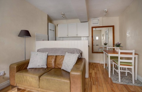 Cirencester Apartment | The Shop Cotswold Apartment Sleeps 2
