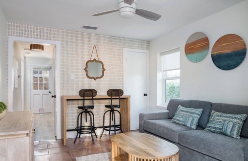 Vilano Beach Hotel | The Shoreline Apartment-Full Kitchen-5 min walk to beach!