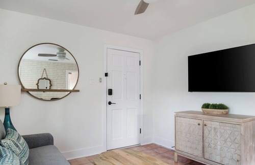 Vilano Beach Hotel | The Shoreline Apartment-Full Kitchen-5 min walk to beach!