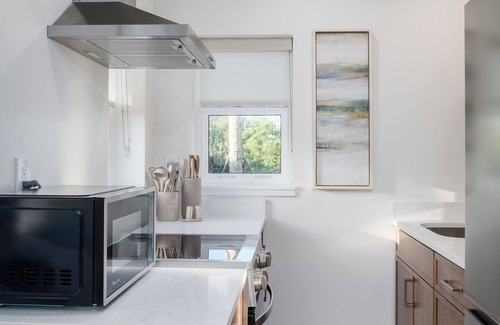 Vilano Beach Hotel | The Shoreline Apartment-Full Kitchen-5 min walk to beach!