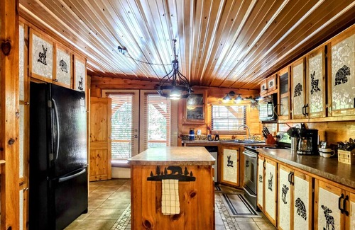 Townsend Cabin | The Skinner’s Cabin: Hot Tub, Fireplace & Grill!