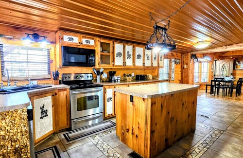 Townsend Cabin | The Skinner’s Cabin: Hot Tub, Fireplace & Grill!