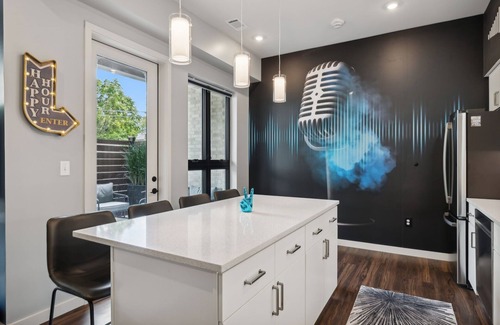 Edgehill Condo | The Sound Wave on Music Row- Close to Broadway w Pool, Gym, Parking