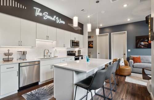 Edgehill Condo | The Sound Wave on Music Row- Close to Broadway w Pool, Gym, Parking