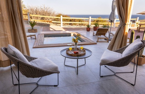 Vinorama Apartment | The Spacious Serenity Loft @ New Seaside Villa w/Infinity Pool,Spa & Surf