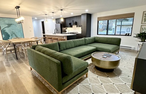 Mendenhall Valley House | The Spruce House - hot tub, outdoor fireplace, fire pit near airport, shopping