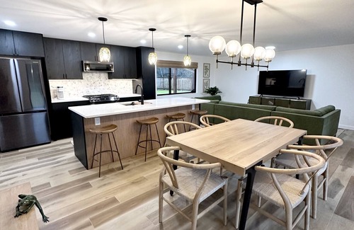 Mendenhall Valley House | The Spruce House - hot tub, outdoor fireplace, fire pit near airport, shopping