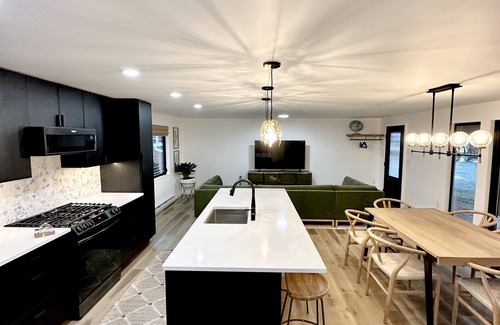 Mendenhall Valley House | The Spruce House - hot tub, outdoor fireplace, fire pit near airport, shopping