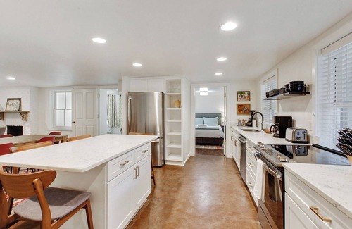 Metropolitan Apartment | The Squares of Savannah: Chic Modern Apartment on Forsyth by Lucky Savannah