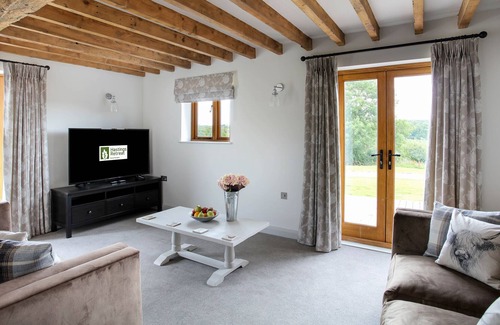 Ashby-de-la-Zouch House | The Stables beautiful new 4 bedroomed barn conversion with use of 3 acre lake.