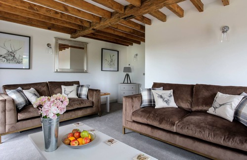 Ashby-de-la-Zouch House | The Stables beautiful new 4 bedroomed barn conversion with use of 3 acre lake.