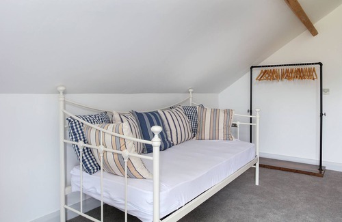 Ashby-de-la-Zouch House | The Stables beautiful new 4 bedroomed barn conversion with use of 3 acre lake.