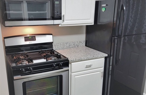 Geneva-on-the-Lake House | The Sun Catcher 5BR: Steps from The Strip and room to relax!