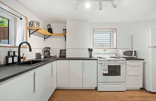 Sunnyside House | The Sunday | Charming Private Suite in Calgary