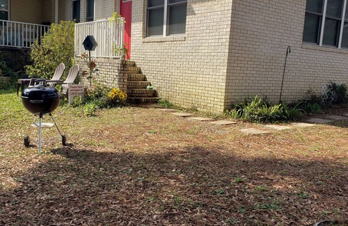 Brent Apartment | The Sunflower Inn is a cozy, comfortable and private large 1 bedroom apartment.