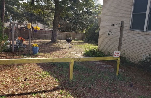 Brent Apartment | The Sunflower Inn is a cozy, comfortable and private large 1 bedroom apartment.