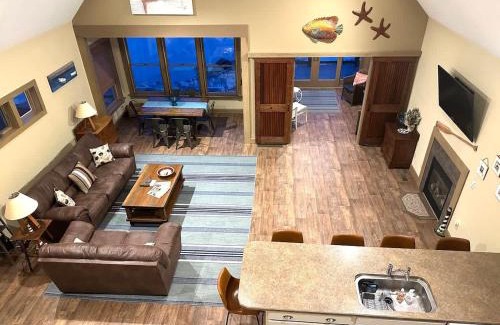 Geneva-on-the-Lake House | The Sunset Cottage - Lakefront with Private Beach