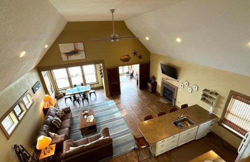 Geneva-on-the-Lake House | The Sunset Cottage - Lakefront with Private Beach