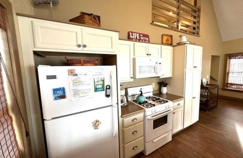 Geneva-on-the-Lake House | The Sunset Cottage - Lakefront with Private Beach