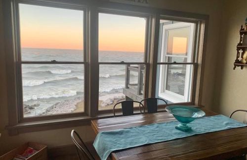 Geneva-on-the-Lake House | The Sunset Cottage - Lakefront with Private Beach