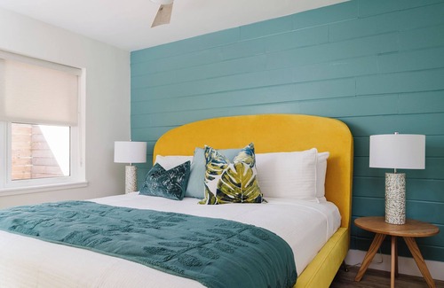 Vilano Beach Hotel | The Surfside Apartment-Full Kitchen-5 min walk to beach!