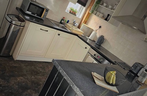 Chapeltown House | The Sweetbriar Cottage3 Bedroom House in Leeds