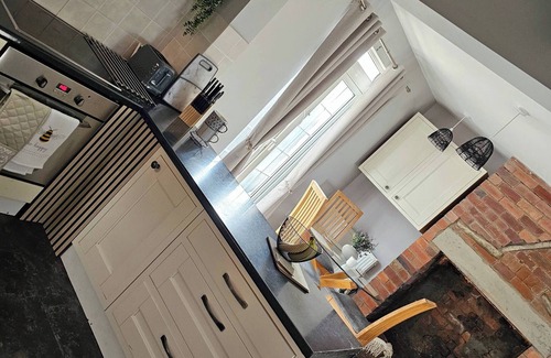 Chapeltown House | The Sweetbriar Cottage3 Bedroom House in Leeds