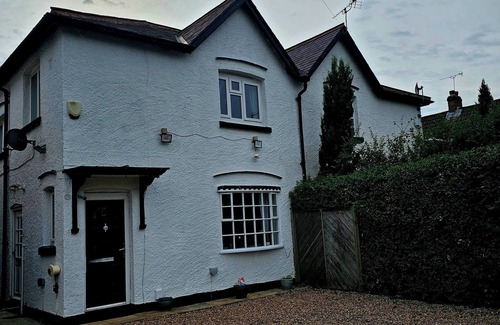 Chapeltown House | The Sweetbriar Cottage3 Bedroom House in Leeds