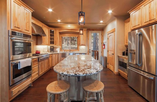 South Lake Tahoe Ski Chalet | The T-Pot – Chalet for 12