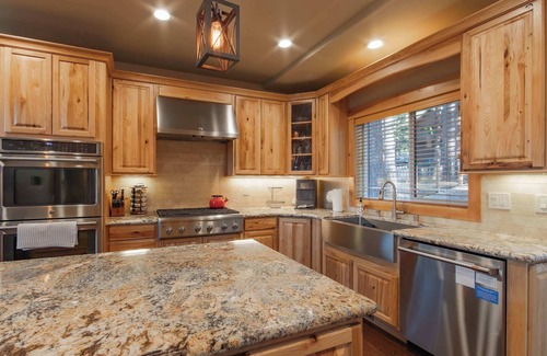 South Lake Tahoe Ski Chalet | The T-Pot – Chalet for 12