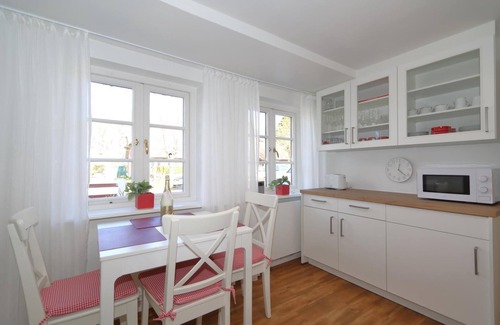 Westerland Apartment | The thatched "Friesenhaus" from 1693 is located in the historic part of Westerland on a wonderfully overgrown plot. In the house there are 3 completely renovated and newly furnished 2-room apartments, which are rented out by us. To the.