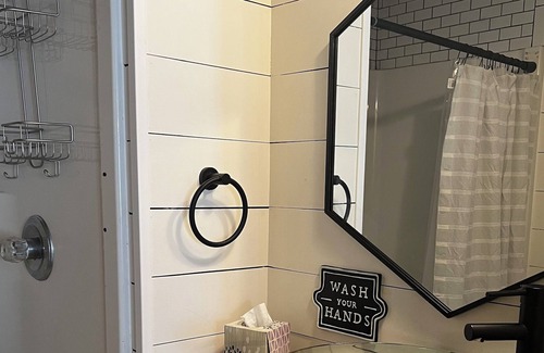 Gordonville House | THE THOMAS! Large, Private home-Salon and shop included, Perfect for parties!