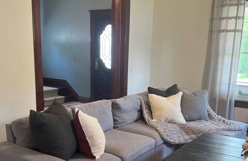 Gordonville House | THE THOMAS! Large, Private home-Salon and shop included, Perfect for parties!