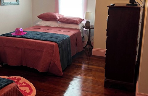 Gordonville House | THE THOMAS! Large, Private home-Salon and shop included, Perfect for parties!