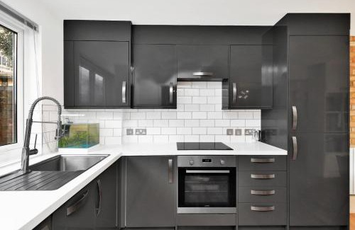 Tower Hill House | The Tower Bridge Lodge