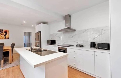 Taroona House | "The Tree House Hobart" - 10kms to CBD - Sleeps 8.