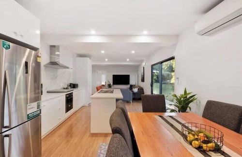 Taroona House | "The Tree House Hobart" - 10kms to CBD - Sleeps 8.