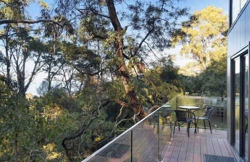 Taroona House | "The Tree House Hobart" - 10kms to CBD - Sleeps 8.