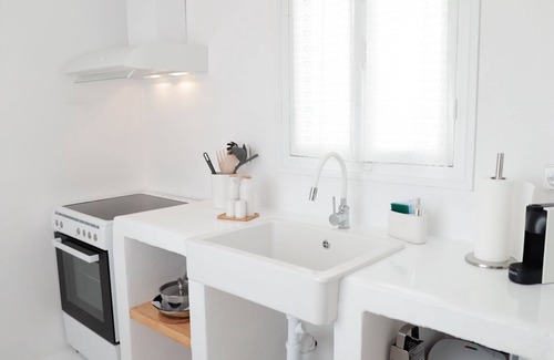 Ioulida House | The Turquoise house in the center of Ioulida, close to shops and restaurants.