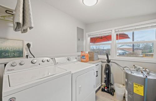 Hendersonville House | The Twisted Maple - Dogs Stay Free!