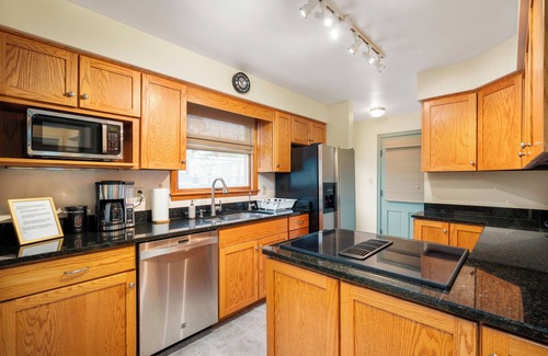 Muncie House | The University House King Beds+Fast WIFI+W/D