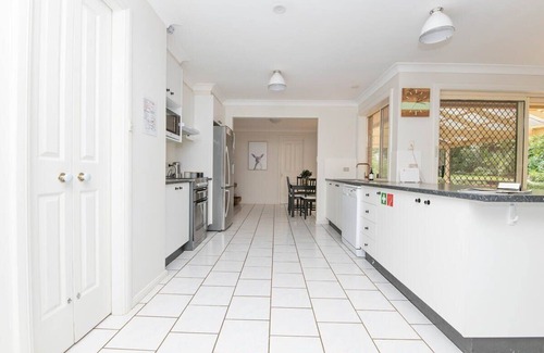 Calare House | The Valerie Gardens | Homely & Cosy, Sleeps 11
