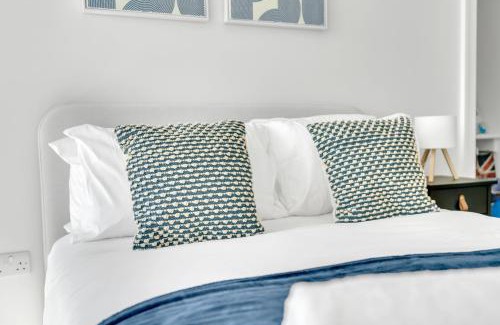Coombe Hill Apartment | The Van Gogh Loft - By Raymond Properties