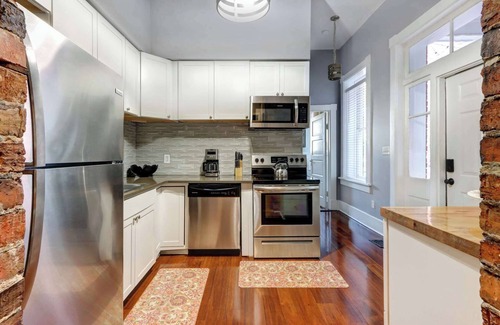 Dixon Park Apartment | The Victorian Porch Retreat | Walk to Forsyth Park