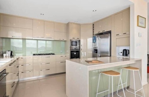 Sandy Bay House | "The View" Luxury home 5 bed/3 bath 3km to Casino