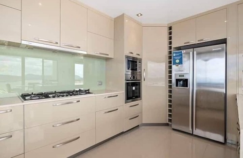Sandy Bay House | "The View" Luxury home 5 bed/3 bath 3km to Casino