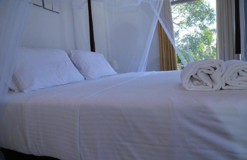 Sri Jayawardenepura Kotte Villa | The villa has 6 bedrooms, 1 bathroom, a flat-screen Tv with satellite channels,