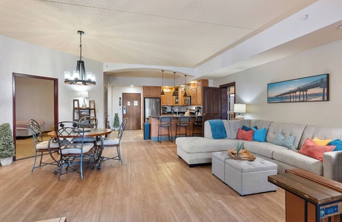 Wisconsin Dells Condo | The Villa - 3BR Escape for 14 w/Private Whirlpool & Pet-Friendly